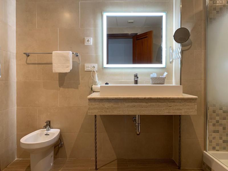 Double or Twin Room with Balcony image 4