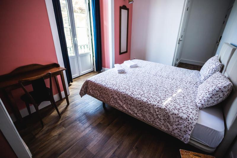 Superior Twin Room with Balcony and City View image 4