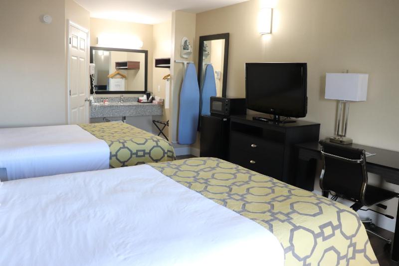 Double Room with Two Double Beds - Disability Access image 3