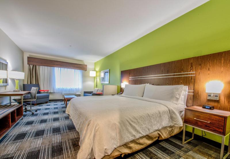 King Suite - Non-Smoking image 2