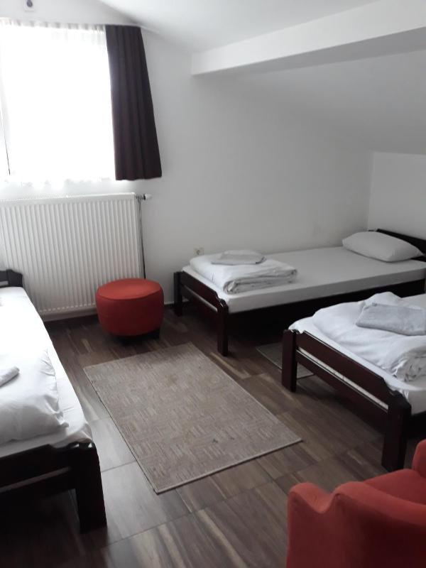 Basic Triple Room with Shared Bathroom image 2