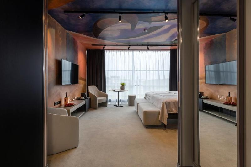 Deluxe Double Room image 3