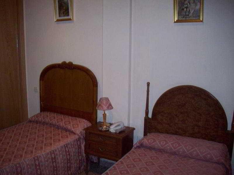 Room #1930107 image 3