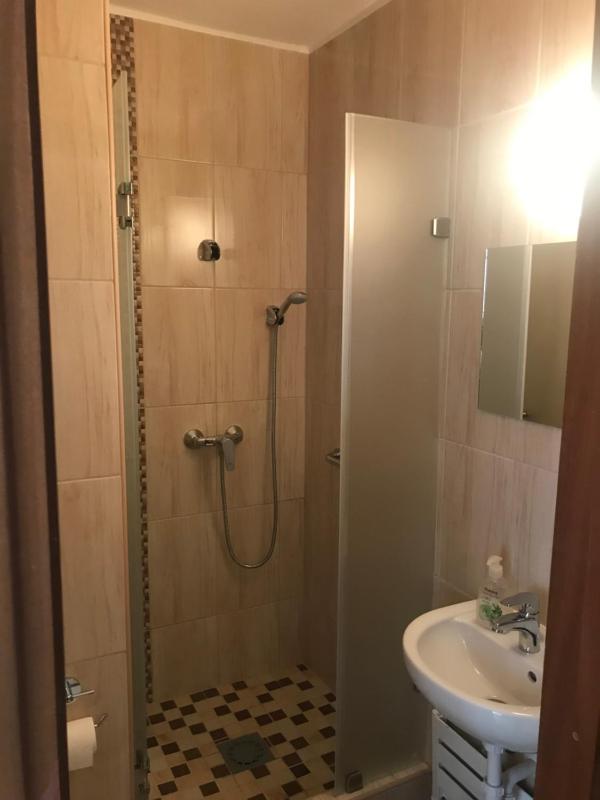 Single Room with Bathroom image 4