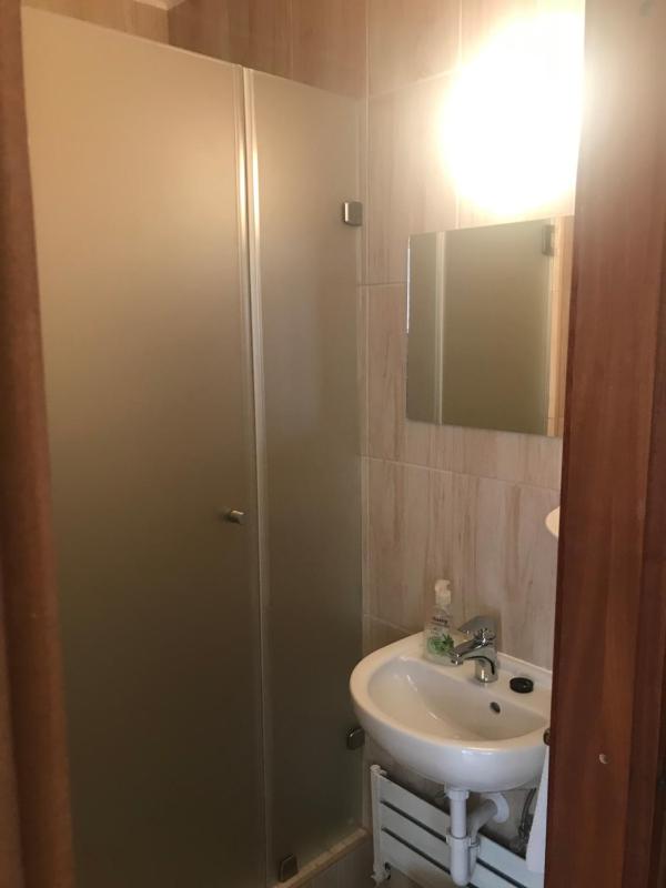 Single Room with Bathroom image 2