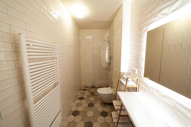 One-Bedroom Apartment image 3
