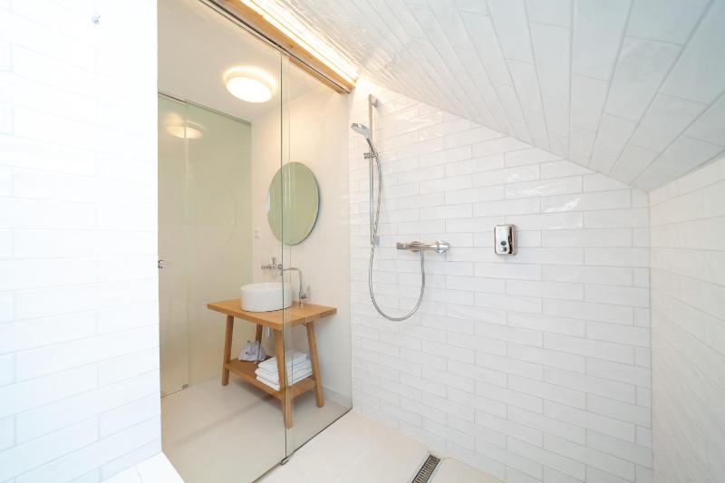 Apartment with Shower image 4