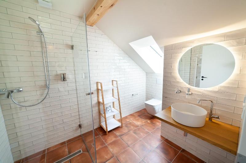 Apartment with Shower image 2