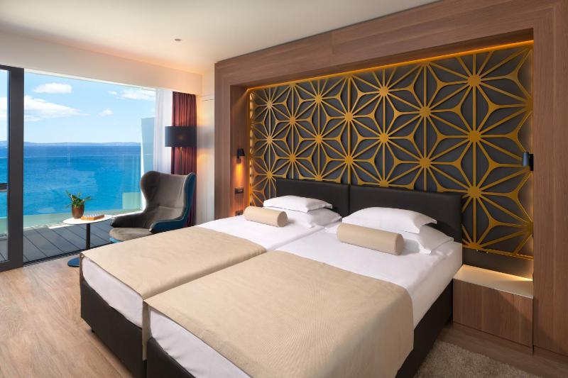 Superior Double or Twin Room with Sea View image 3