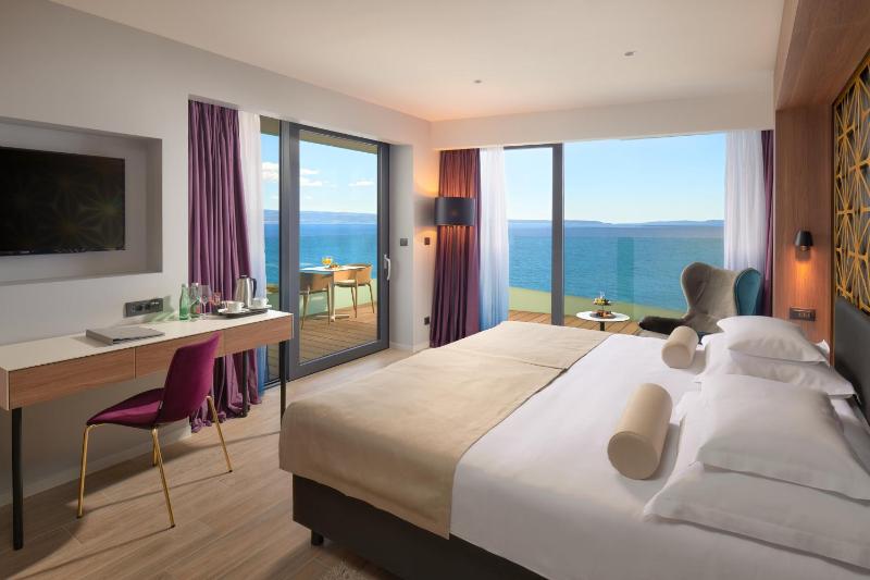 Deluxe Double or Twin Room with Sea View image 3