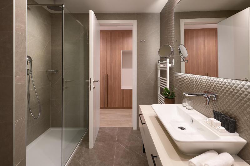 Standard Double or Twin Room image 4