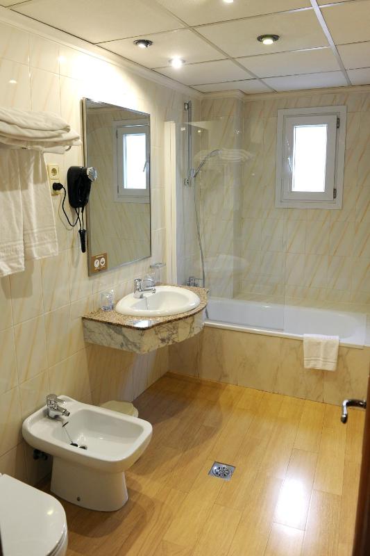 Double Room with Extra Bed image 4
