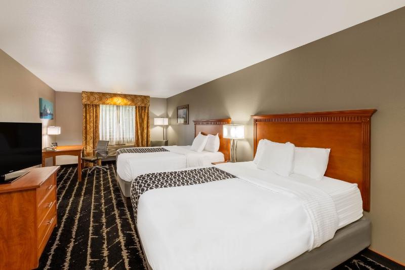 Deluxe Queen Room with Two Queen Beds - Non-Smoking image 2