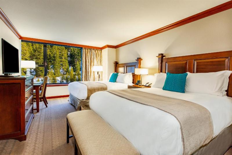 Deluxe Queen Room Forest View image 3