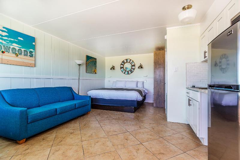 Oceanfront Motel Efficiency with King Bed  image 1