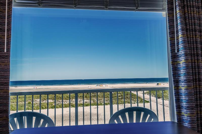 Oceanfront Motel Efficiency with King Bed  image 2