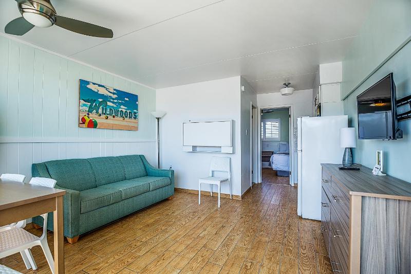 One Bedroom Suite with a Queen Bed, Double Bed Efficiency and Partial Ocean View image 3