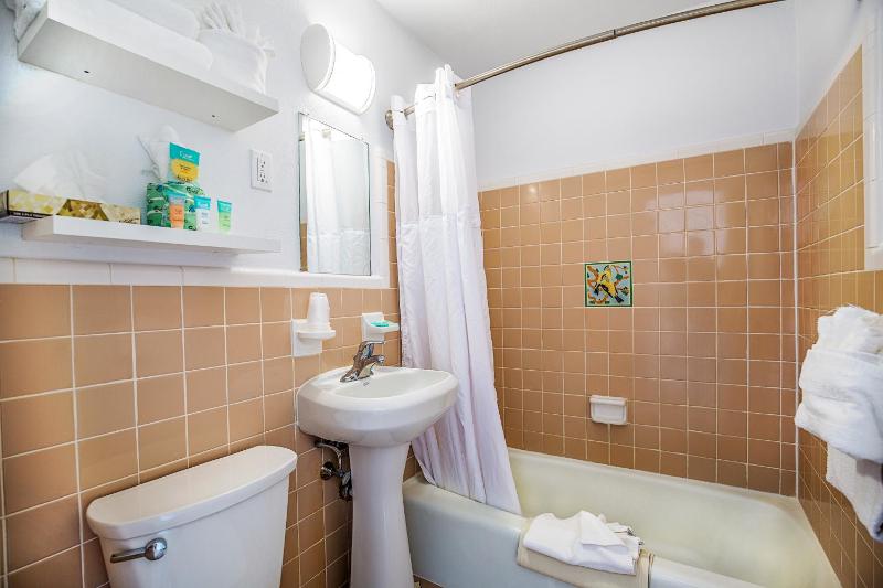 One Bedroom Non-Efficiency Suite with Partial Ocean View image 2
