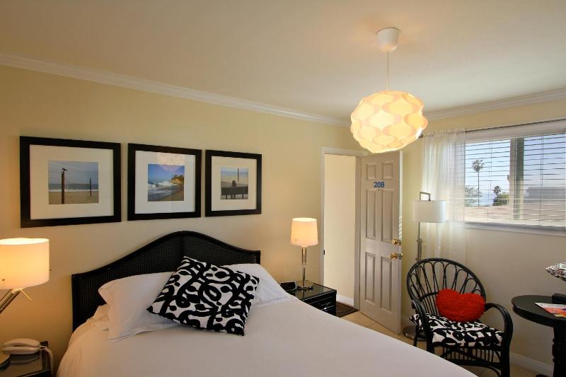Queen Room image 2