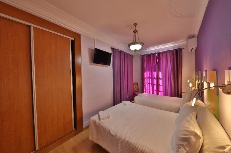 Triple Room with Shared Bathroom image 1