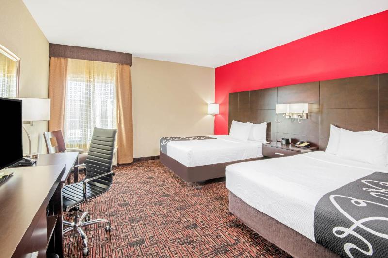 2 Queen Beds, Mobility/Hearing Impaired Accessible Two Room Suite, Non-Smoking image 4