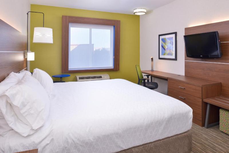 Standard King Room image 3