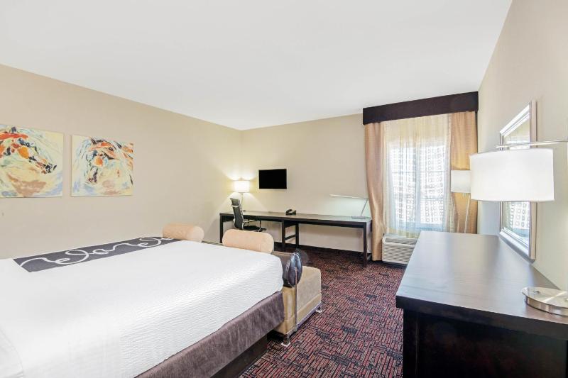 1 King Bed, Non-Smoking image 3