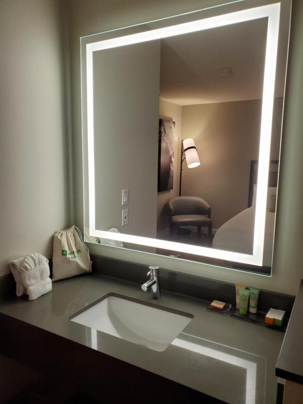 King Room - Non-Smoking image 3