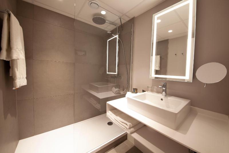 Superior Queen Room with Sofa Bed image 4