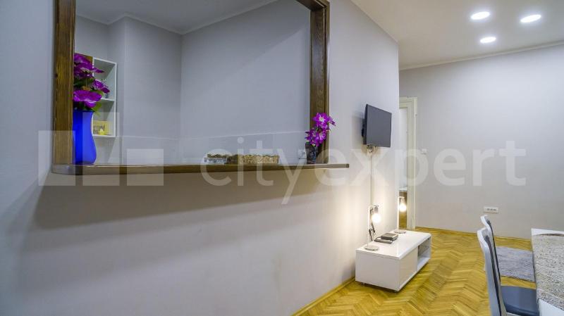 Downtown apartment in walk zone with 3 bedrooms and free parking - image 13