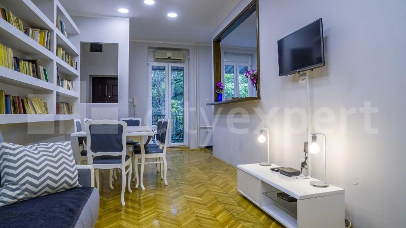 Downtown apartment in walk zone with 3 bedrooms and free parking - image 5