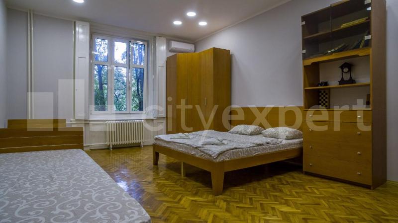 Downtown apartment in walk zone with 3 bedrooms and free parking - image 2