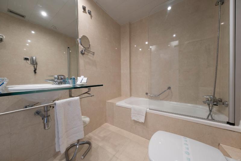 Twin Room image 2
