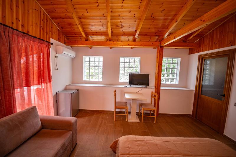 Superior Double Room with Balcony and Sea View image 4