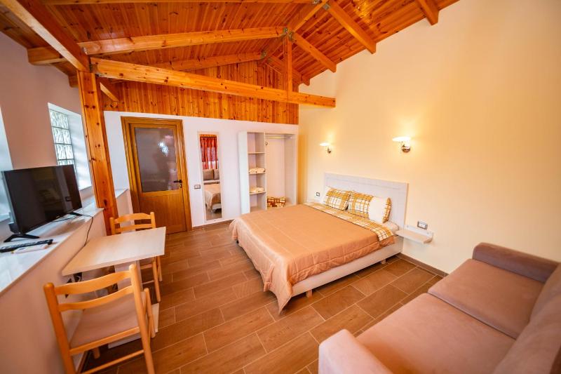 Superior Double Room with Balcony and Sea View image 1