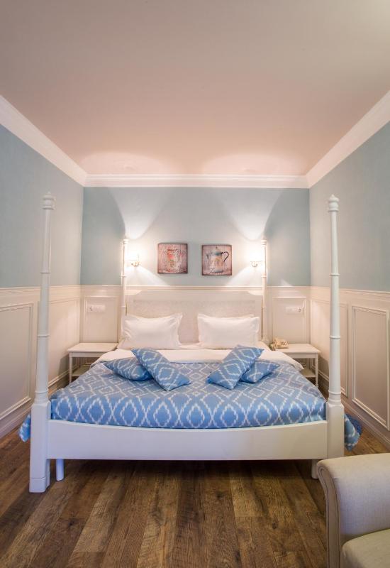 Junior Suite with Spa Bath image 3