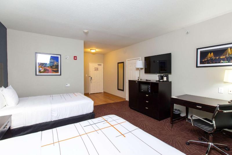 Double Room with Two Double Beds and Bath Tub - Mobility/Hearing Accessible - Non-Smoking image 4
