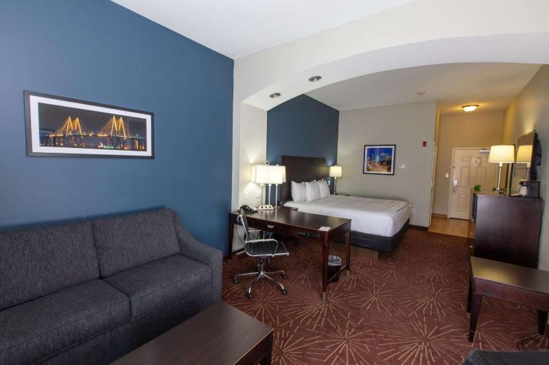 Deluxe King Room image 3