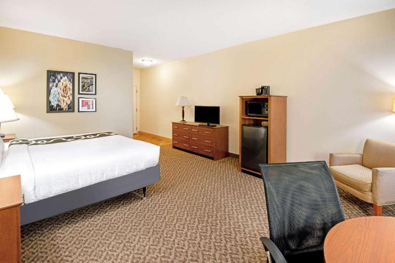 Deluxe King Room image 3