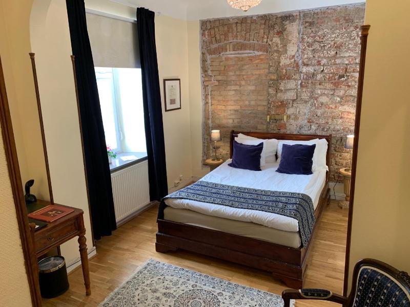 Small Double Room (140cm bed) image 2