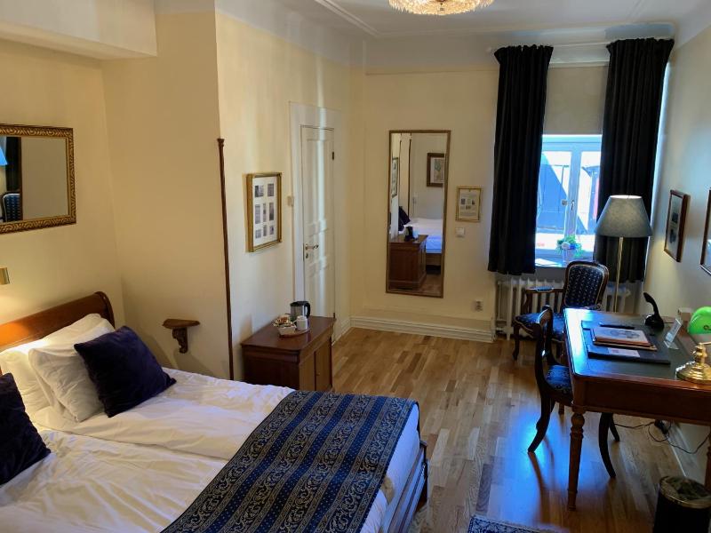 Standard Double Room image 4