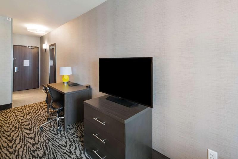Queen Suite with Two Queen Beds and Sofa Bed - Non-Smoking image 3