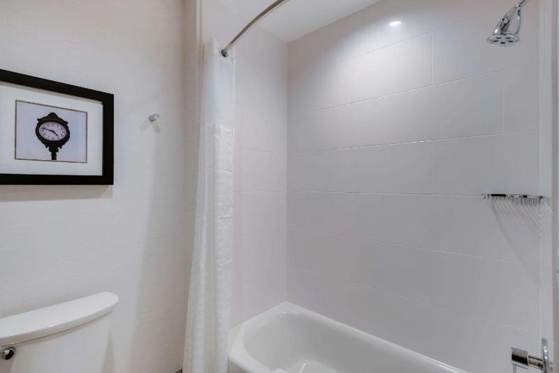 Queen Suite with Two Queen Beds and Sofa Bed - Non-Smoking image 2