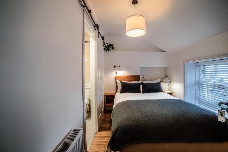 Small Double Room image 1
