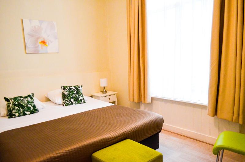 Double Room with Shared Bathroom image 3