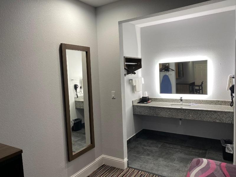 Deluxe Queen Room with Two Queen Beds image 4