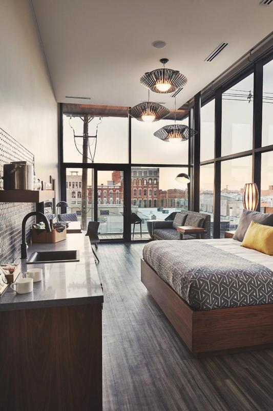 King Suite with Balcony image 3