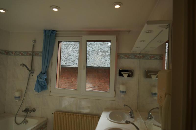 Twin Room image 2