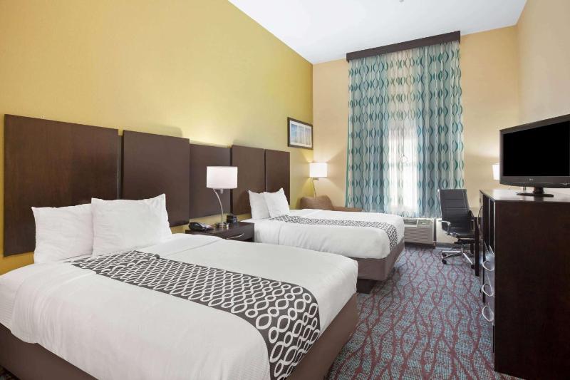 Queen Room with Two Queen Beds and Bath Tub - Mobility/Hearing Access - Non-Smoking image 2