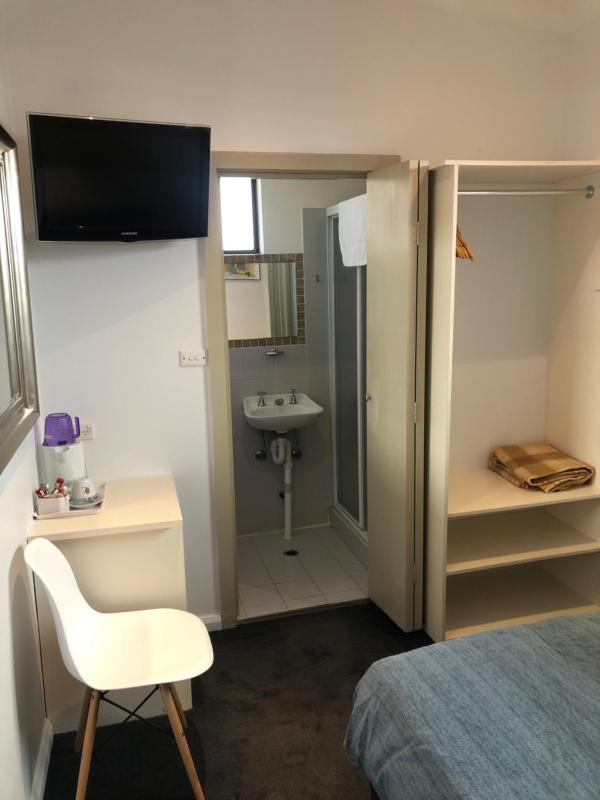 Standard Single Room image 3